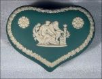 Large Wedgwood Japserware SAGE GREEN Lidded Heart Shape Trinket Jewelry Box (BOXED) 